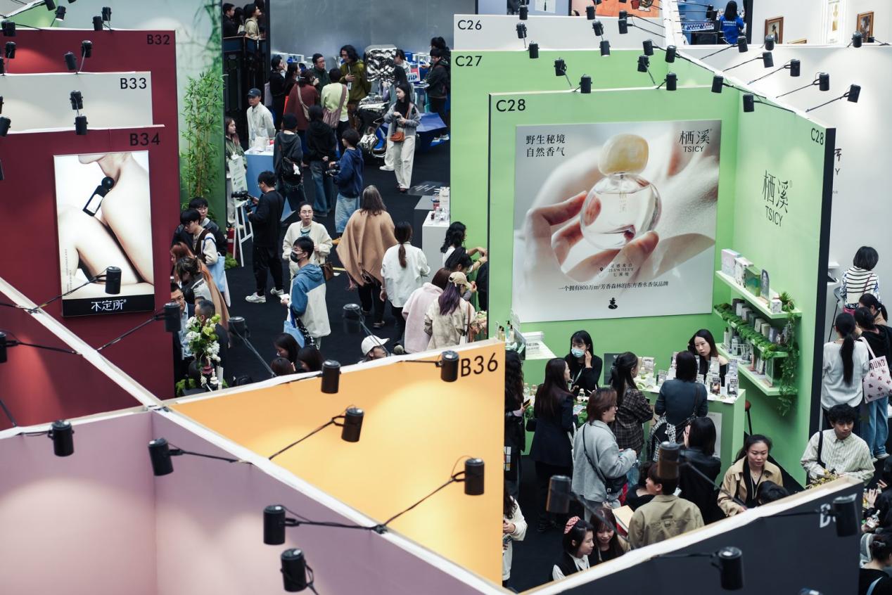 A group of people at a convention

AI-generated content may be incorrect.